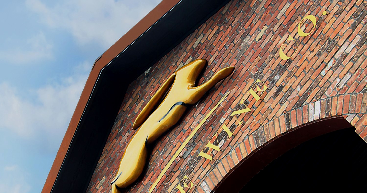 The gold hare mounted on the winery’s brick gable